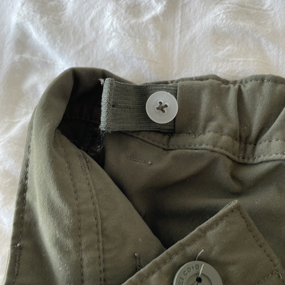 Kids Olive REI hiking pants with detachable lower bottoms to make into shorts - Picture 5 of 7